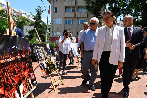 Valimiz Dr. Hülya Kaya, 15 Temmuz Demokrasi ve Milli Birlik Günü Temalı Fotoğraf Sergisi Açılışına Katıldı