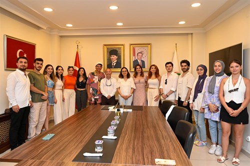 Türkiye Gençlik Otobüsü Koordinatörü Maksut Coşkun Dokunulmaz ve Projede Yer Alan Gençlerimiz, Valimiz Dr. Hülya Kaya'yı Ziyaret Etti