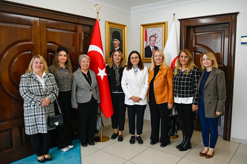 Yalova Kadın Eğitim Kültür ve Sosyal Yardımlaşma Derneği Başkanı ve Dernek Yönetiminden, Vali Dr. Hülya Kaya'ya Ziyaret